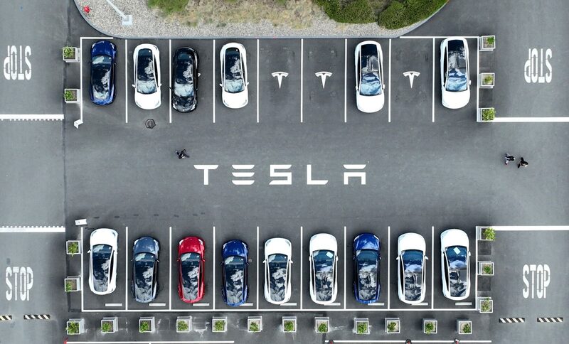 Carros da Tesla em um estacionamento na Califórnia Carros da Tesla em um estacionamento na Califórnia