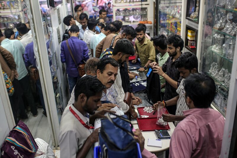 Clientes compran joyas de plata en una tienda de Bombay el 17 de octubre. Clientes compran joyas de plata en una tienda de Bombay el 17 de octubre.
