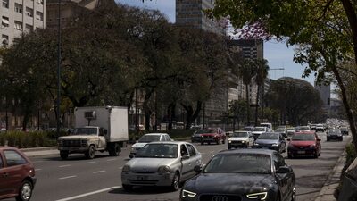 Argentinos ficam sem gasolina com falta de dólar para importação Argentinos ficam sem gasolina com falta de dólar para importação