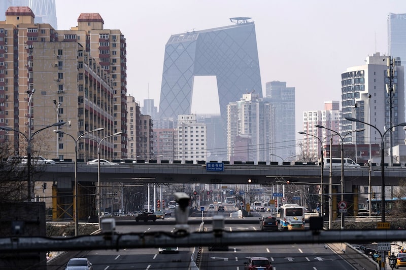Tráfico frente al edificio de la sede de CCTV Tower en Pekín. Tráfico frente al edificio de la sede de CCTV Tower en Pekín.