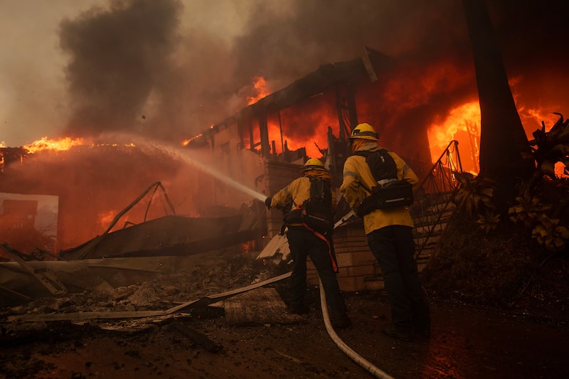 Los bomberos luchan contra las llamas del incendio de Palisades el 7 de enero de 2025 en el barrio de Pacific Palisades de Los Ángeles, California. Los bomberos luchan contra las llamas del incendio de Palisades el 7 de enero de 2025 en el barrio de Pacific Palisades de Los Ángeles, California.