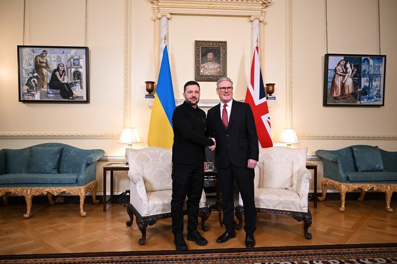Volodymyr Zelenskiy, presidente de Ucrania, a la izquierda, y Keir Starmer, primer ministro del Reino Unido, durante una reunión en el número 10 de Downing Street, Londres, Reino Unido, el sábado 1 de marzo de 2025. Volodymyr Zelenskiy, presidente de Ucrania, a la izquierda, y Keir Starmer, primer ministro del Reino Unido, durante una reunión en el número 10 de Downing Street, Londres, Reino Unido, el sábado 1 de marzo de 2025.