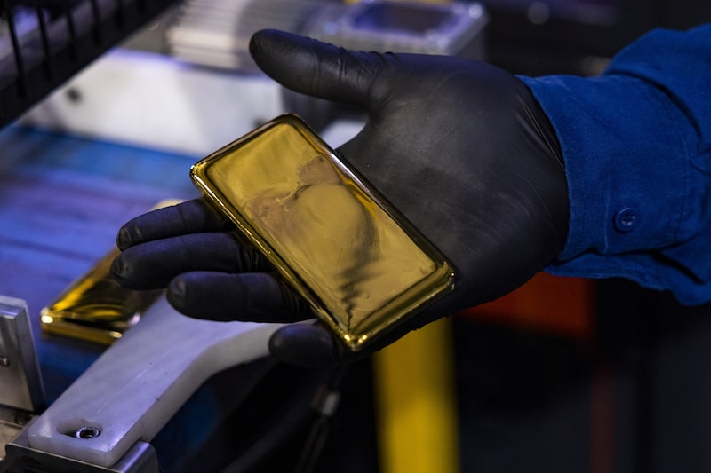 El oro ha caído desde que comenzó el conflicto hace más de un mes, ya que el aumento de los precios de la energía ha avivado el temor a la inflación y ha reducido las perspectivas de recortes de los tipos de interés. El oro ha caído desde que comenzó el conflicto hace más de un mes, ya que el aumento de los precios de la energía ha avivado el temor a la inflación y ha reducido las perspectivas de recortes de los tipos de interés.