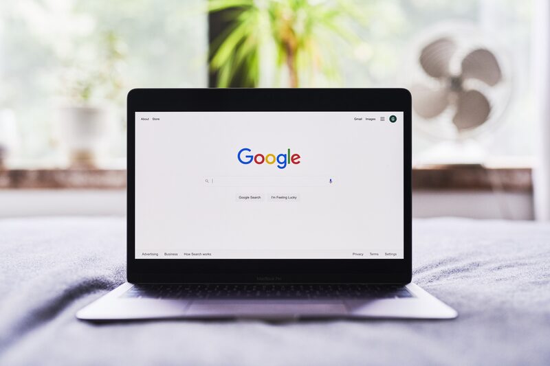 El dilema es especialmente agudo para los editores, que se enfrentan a la disyuntiva de ofrecer sus contenidos para que los utilicen modelos de IA que podrían dejar sus sitios obsoletos o desaparecer de la búsqueda de Google, una de sus principales fuentes de tráfico. El dilema es especialmente agudo para los editores, que se enfrentan a la disyuntiva de ofrecer sus contenidos para que los utilicen modelos de IA que podrían dejar sus sitios obsoletos o desaparecer de la búsqueda de Google, una de sus principales fuentes de tráfico.