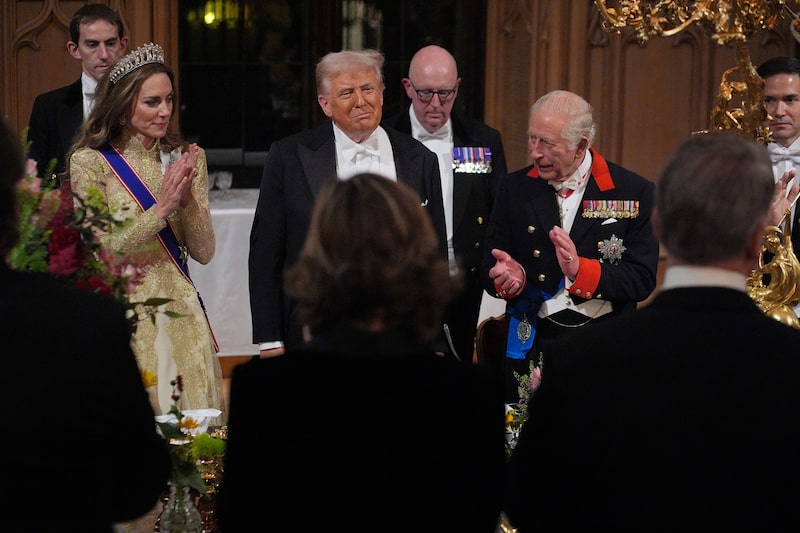 El rey Carlos III, junto con Catalina, princesa de Gales, aplauden al presidente Donald Trump después de su discurso durante el banquete de estado en el Castillo de Windsor. Fotógrafo: Yui Mok/WPA Pool/Getty Images. El rey Carlos III, junto con Catalina, princesa de Gales, aplauden al presidente Donald Trump después de su discurso durante el banquete de estado en el Castillo de Windsor. Fotógrafo: Yui Mok/WPA Pool/Getty Images.