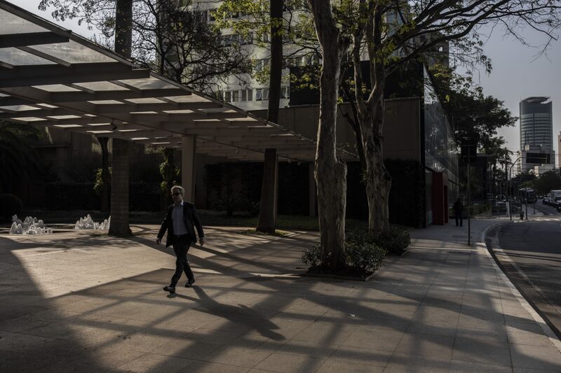 Pedestre caminha na região da Faria Lima, centro financeiro de São Paulo Pedestre caminha na região da Faria Lima, centro financeiro de São Paulo