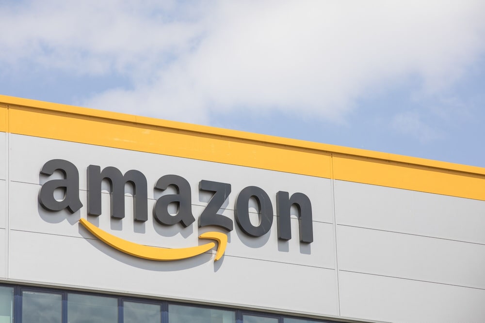 Un cartel se encuentra afuera del centro de distribución robótica de Amazon en Tilbury, Essex, Reino Unido. Un cartel se encuentra afuera del centro de distribución robótica de Amazon en Tilbury, Essex, Reino Unido.