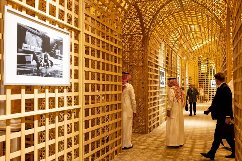 Asistentes se dirigen a una mesa redonda de la conferencia Future Investment Initiative en Riyadh Asistentes se dirigen a una mesa redonda de la conferencia Future Investment Initiative en Riyadh