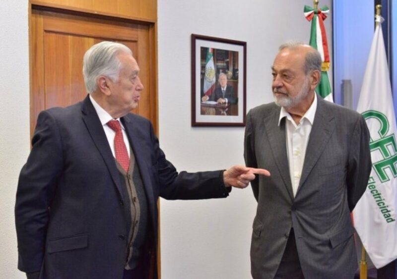 El empresario mexicano Carlos Slim y Manuel Bartlett, CEO de la Comisión Federal de Electricidad, durante la firma de un acuerdo para la construcción de un gasoducto en el norte de México (Foto: CFE). El empresario mexicano Carlos Slim y Manuel Bartlett, CEO de la Comisión Federal de Electricidad, durante la firma de un acuerdo para la construcción de un gasoducto en el norte de México (Foto: CFE).