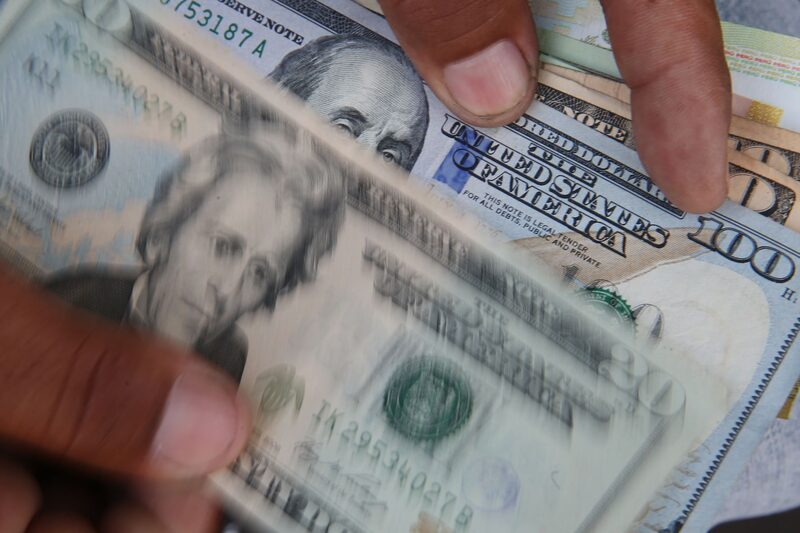 Precio del dólar en Perú cotiza a la baja, a 4,07 soles por US$1, tras subida de tasa de interés del BCR. Precio del dólar en Perú cotiza a la baja, a 4,07 soles por US$1, tras subida de tasa de interés del BCR.