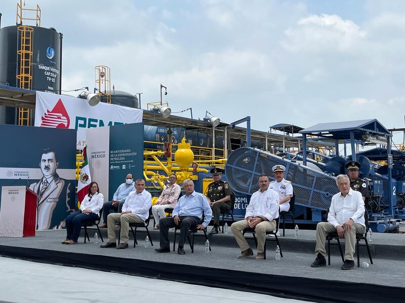 Al centro, el presidente Andrés Manuel López Obrador rodeado de su equipo energético: la Secretaria de Energía, Rocío Nahle; Octavio Romero Oropeza, CEO de Pemex, Manuel Bartlett Díaz, CEO de CFE y el exgobernador de Tabasco, Adan Augusto López Hernández, durante el aniversario 83 de la expropiación petrolera en el estado de Tabasco (Foto: Presidencia). Al centro, el presidente Andrés Manuel López Obrador rodeado de su equipo energético: la Secretaria de Energía, Rocío Nahle; Octavio Romero Oropeza, CEO de Pemex, Manuel Bartlett Díaz, CEO de CFE y el exgobernador de Tabasco, Adan Augusto López Hernández, durante el aniversario 83 de la expropiación petrolera en el estado de Tabasco (Foto: Presidencia).
