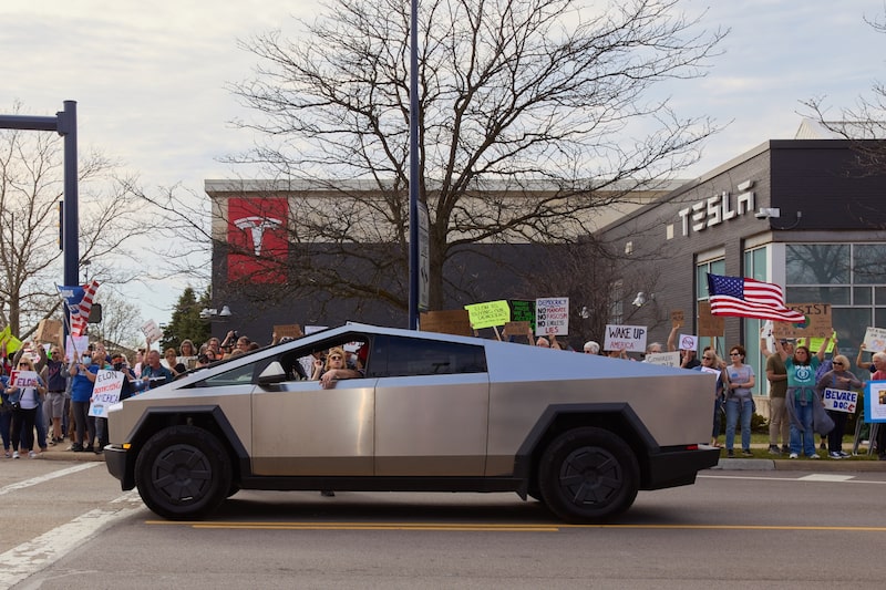 Las acciones de Tesla se hunden y borran predicciones optimistas de analistas. Las acciones de Tesla se hunden y borran predicciones optimistas de analistas.