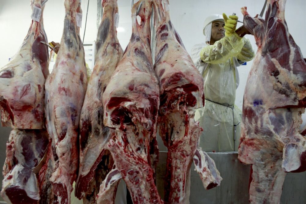A suspensão de exportações é um medida preventiva, fruto de um acordo entre o Brasil, maior exportador de carne do mundo, com a China, maior importador A suspensão de exportações é um medida preventiva, fruto de um acordo entre o Brasil, maior exportador de carne do mundo, com a China, maior importador