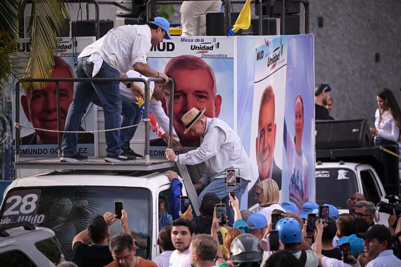 Edmundo González, candidato de la oposición venezolana, en el centro, sube a un vehículo durante el mitin de cierre de campaña de cara a las elecciones en Caracas, Venezuela, el jueves 25 de julio de 2024. Fotógrafa: Gaby Oraa/Bloomberg Edmundo González, candidato de la oposición venezolana, en el centro, sube a un vehículo durante el mitin de cierre de campaña de cara a las elecciones en Caracas, Venezuela, el jueves 25 de julio de 2024. Fotógrafa: Gaby Oraa/Bloomberg
