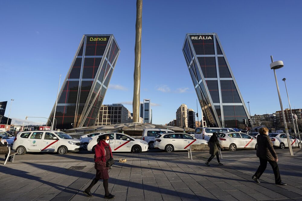 Vehículos taxi estacionados cerca del edificio de la sede de Bankia SA, izquierda, y del edificio Realia Business SA, derecha, en el distrito financiero de Madrid. Vehículos taxi estacionados cerca del edificio de la sede de Bankia SA, izquierda, y del edificio Realia Business SA, derecha, en el distrito financiero de Madrid.