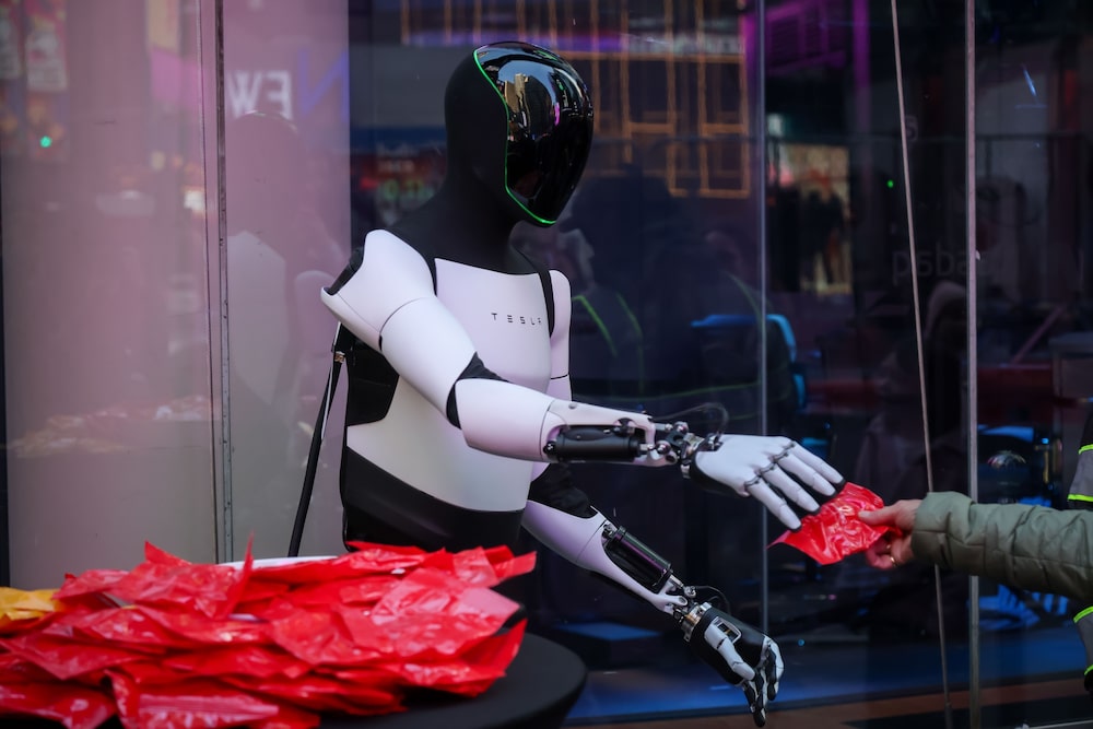 Un robot Tesla Optimus repste caramelos frente al Nardaq en Nueva York en 2025. Fotógrafo: Michael Nagle/Bloomberg Un robot Tesla Optimus repste caramelos frente al Nardaq en Nueva York en 2025. Fotógrafo: Michael Nagle/Bloomberg