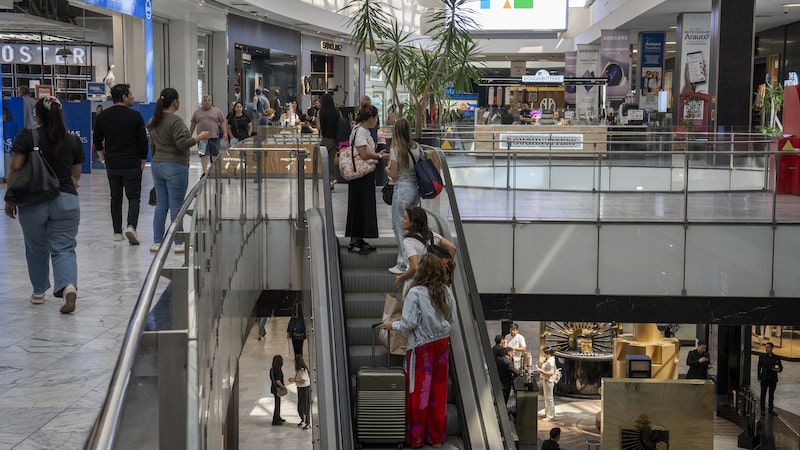 Robôs vão às compras: IA transforma o e-commerce e impõe nova lógica ao varejo digital Robôs vão às compras: IA transforma o e-commerce e impõe nova lógica ao varejo digital