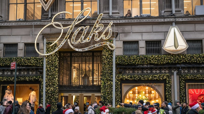Saks, ícone do varejo de luxo, não paga dívida e avalia Chapter 11, dizem fontes Saks, ícone do varejo de luxo, não paga dívida e avalia Chapter 11, dizem fontes