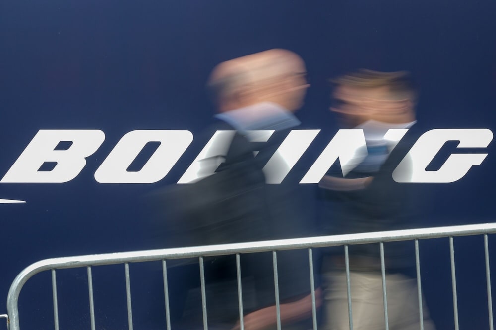 Logotipo de Boeing Co. en el stand de la compañía durante la jornada inaugural del Salón Aeronáutico Internacional de Farnborough. Logotipo de Boeing Co. en el stand de la compañía durante la jornada inaugural del Salón Aeronáutico Internacional de Farnborough.