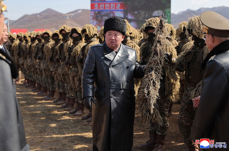 El líder norcoreano Kim Jong Un asiste a una competición de tiro con motivo del «Día de los francotiradores» del Ejército Popular de Corea en una base de entrenamiento de Pyongyang el 3 de marzo, en una fotografía difundida por la agencia oficial de noticias norcoreana KCNA. Fotógrafo: STR/AFP/Getty Images El líder norcoreano Kim Jong Un asiste a una competición de tiro con motivo del «Día de los francotiradores» del Ejército Popular de Corea en una base de entrenamiento de Pyongyang el 3 de marzo, en una fotografía difundida por la agencia oficial de noticias norcoreana KCNA. Fotógrafo: STR/AFP/Getty Images