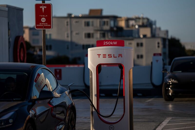 Estação de carregamento de carro elétrico da Tesla em São Francisco: margens mais apertadas da empresa (Foto: David Paul Morris/Bloomberg) Estação de carregamento de carro elétrico da Tesla em São Francisco: margens mais apertadas da empresa (Foto: David Paul Morris/Bloomberg)