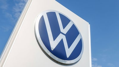 Volkswagen planea eliminar hasta 100.000 empleos y podría cerrar fábricas, según informe Volkswagen planea eliminar hasta 100.000 empleos y podría cerrar fábricas, según informe