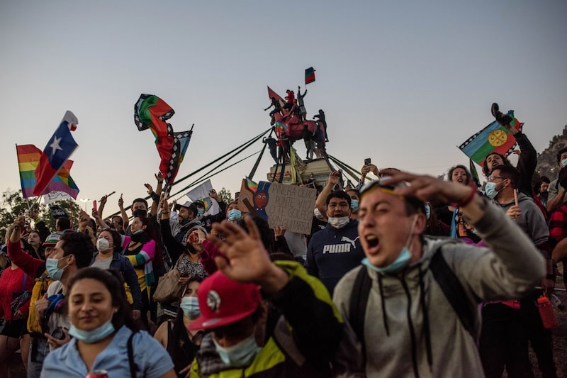 Gente celebrando en la Plaza Italia, icónica por las manifestaciones iniciadas en octubre de 2019. Gente celebrando en la Plaza Italia, icónica por las manifestaciones iniciadas en octubre de 2019.