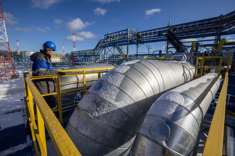 A empresa está vendendo 300 milhões de novas ações a R$ 14,00 cada, A empresa está vendendo 300 milhões de novas ações a R$ 14,00 cada,