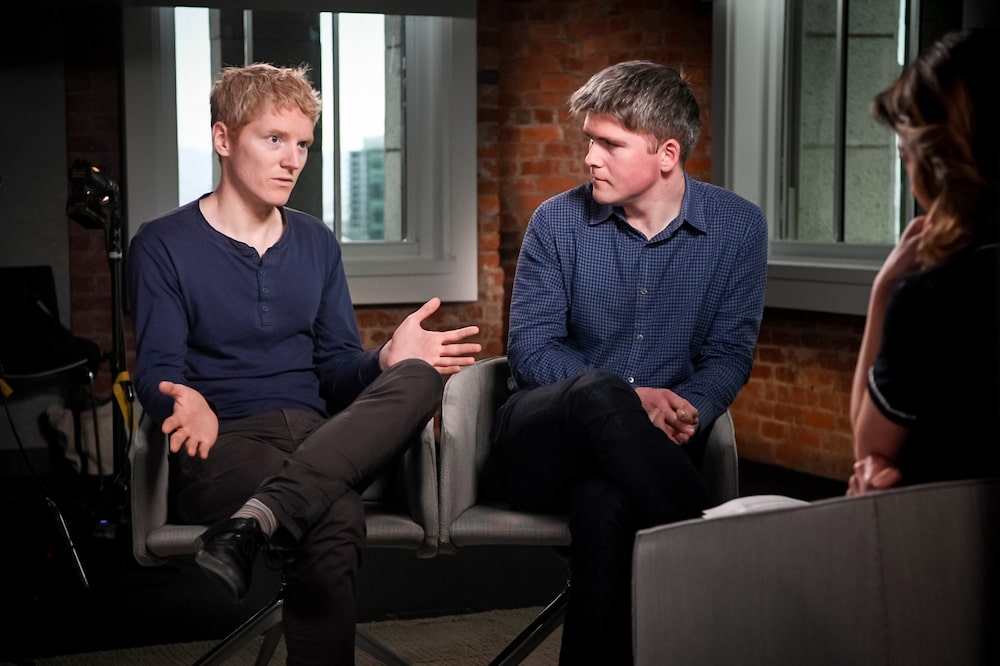 El director ejecutivo y cofundador de Stripe Inc. (a la izquierda), habla mientras John Collison, presidente y cofundador de Stripe Inc., escucha durante una entrevista televisiva en Bloomberg Studio 1.0 en San Francisco, California, EE.UU., El director ejecutivo y cofundador de Stripe Inc. (a la izquierda), habla mientras John Collison, presidente y cofundador de Stripe Inc., escucha durante una entrevista televisiva en Bloomberg Studio 1.0 en San Francisco, California, EE.UU.,
