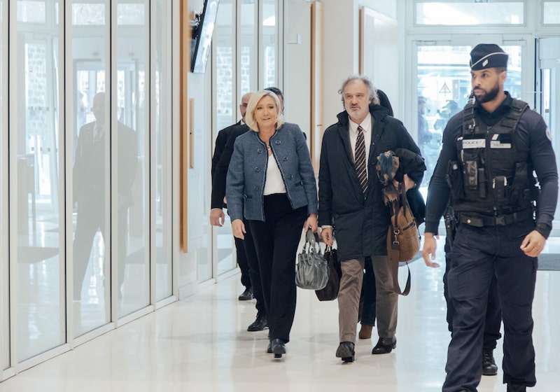 Marine Le Pen e outros membros do partido eleitos para o Parlamento Europeu foram acusados de usar indevidamente uma verba orçamentária destinada a assessores da UE Marine Le Pen e outros membros do partido eleitos para o Parlamento Europeu foram acusados de usar indevidamente uma verba orçamentária destinada a assessores da UE