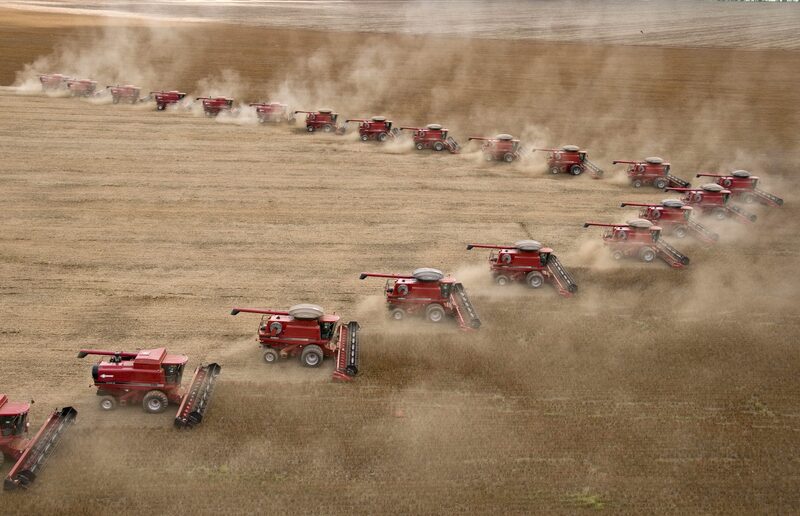 Maquinário de colheita de soja no campo Maquinário de colheita de soja no campo