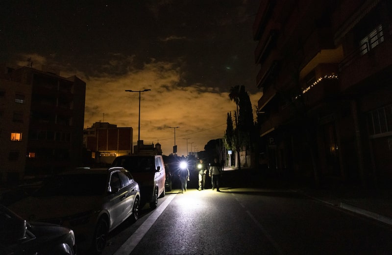 Los peatones utilizan linternas en una calle a oscuras durante un corte de electricidad en Molins de Rei, España, el 28 de abril.
Fotógrafo: Ángel García/Bloomberg Los peatones utilizan linternas en una calle a oscuras durante un corte de electricidad en Molins de Rei, España, el 28 de abril.
Fotógrafo: Ángel García/Bloomberg