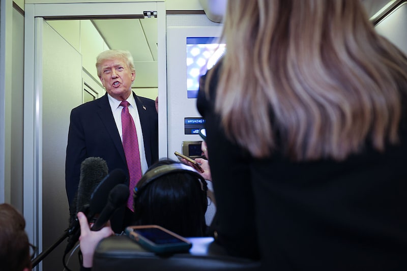 Donald Trump habla con los medios de comunicación a bordo del Air Force One, el 17 de abril. Fotógrafo: Win McNamee/Getty Images Donald Trump habla con los medios de comunicación a bordo del Air Force One, el 17 de abril. Fotógrafo: Win McNamee/Getty Images