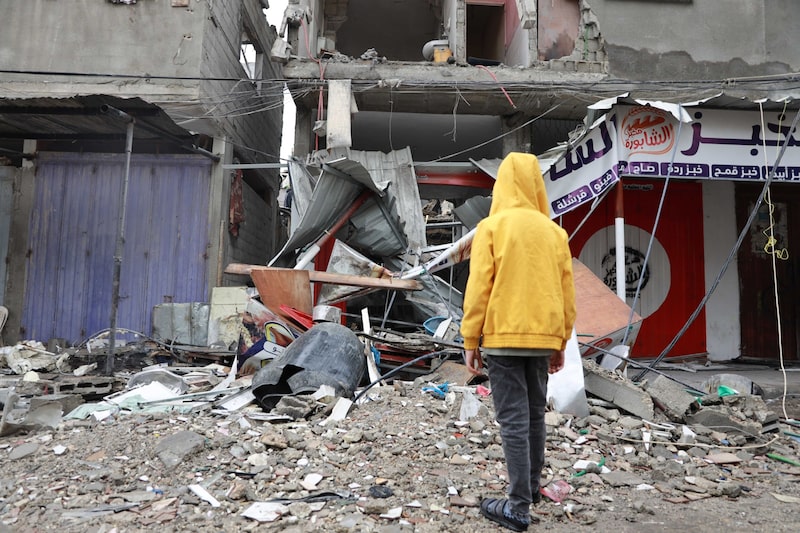 Un niño observa los daños en un edificio tras un ataque aéreo israelí en un barrio residencial del campo de refugiados de Al-Shaboura en Rafah, sur de Gaza, el miércoles 13 de diciembre de 2023. Fotógrafo: Ahmad Salem/Bloomberg Un niño observa los daños en un edificio tras un ataque aéreo israelí en un barrio residencial del campo de refugiados de Al-Shaboura en Rafah, sur de Gaza, el miércoles 13 de diciembre de 2023. Fotógrafo: Ahmad Salem/Bloomberg