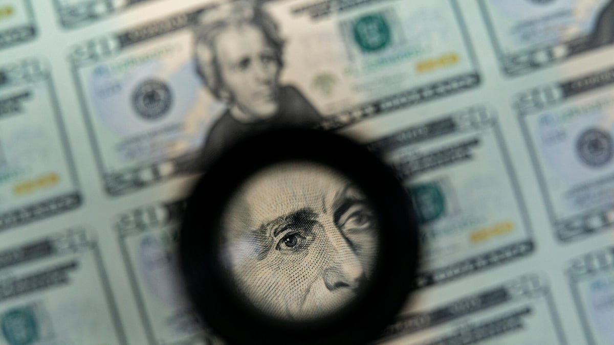 Retrato del expresidente estadounidense Andrew Jackson visto a través de una lupa sobre una hoja de 50 billetes de 20 dólares, tras su impresión en una prensa de calcografía en la Oficina de Grabado e Impresión de EE.UU. en Washington D.C.
