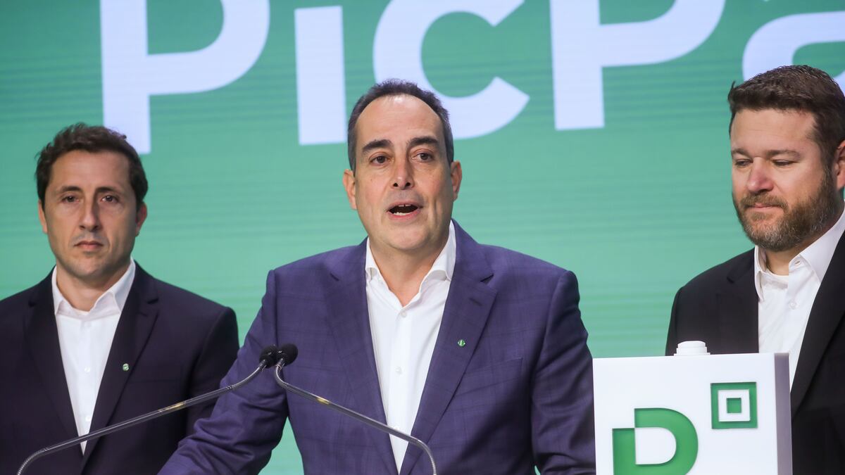 Eduardo Chedid, CEO do PicPay (centro), ao lado de Anderson Chamon (à esq.), cofundador e VP de Novos Negócios, e José Antonio Batista, chairman, no IPO da empresa na Nasdaq (Foto: Michael Nagle/Bloomberg)