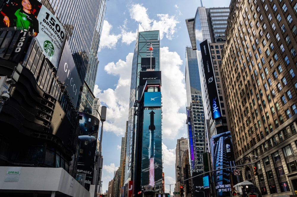 La bola de Nochevieja, en la parte superior central de Times Square, asciende durante la ceremonia de cierre de mercado de SpaceX en el Nasdaq MarketSite de Nueva York (EE.UU.) el viernes 12 de junio de 2026. La bola de Nochevieja, en la parte superior central de Times Square, asciende durante la ceremonia de cierre de mercado de SpaceX en el Nasdaq MarketSite de Nueva York (EE.UU.) el viernes 12 de junio de 2026.