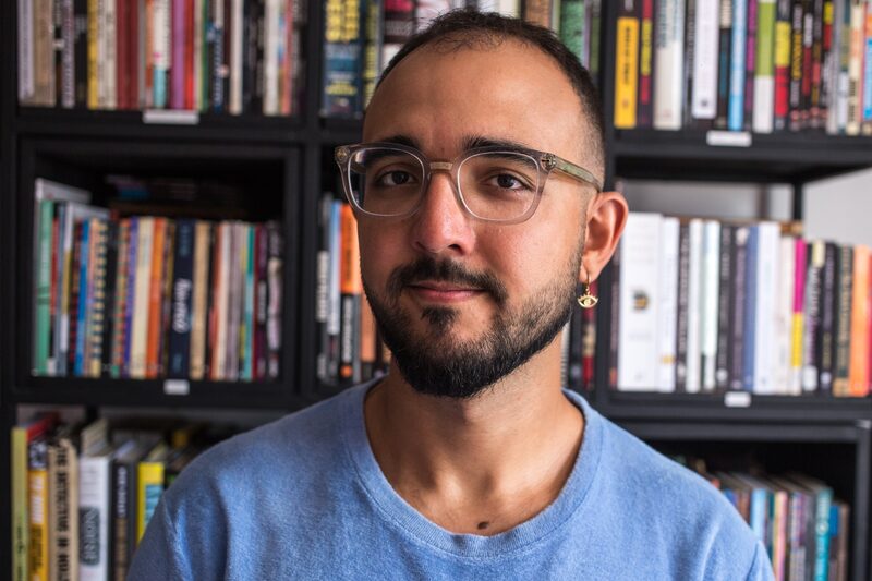 Raphael Montes, romancista carioca de 35 anos, tem arrastado multidões de jovens para feiras do livro. (Foto: Bloomberg News) Raphael Montes, romancista carioca de 35 anos, tem arrastado multidões de jovens para feiras do livro. (Foto: Bloomberg News)