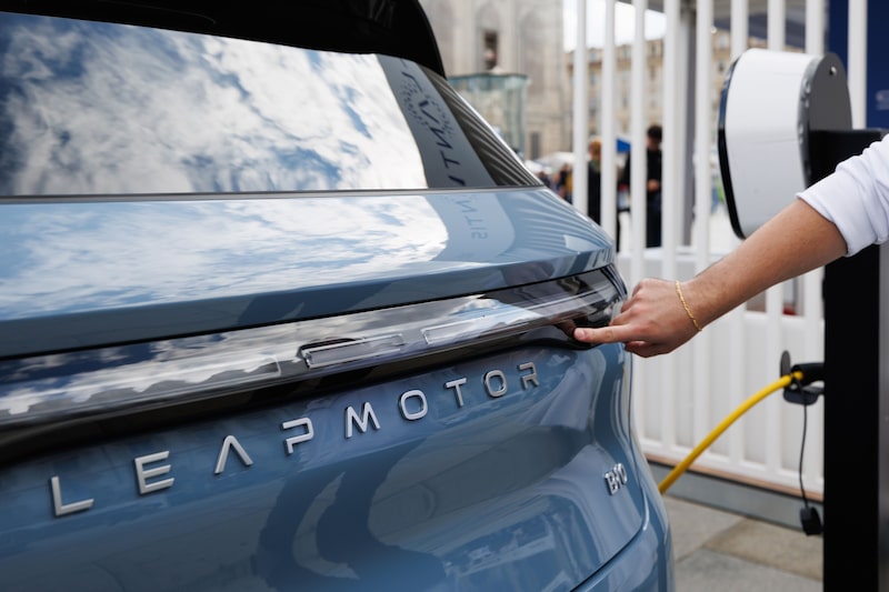 Los asistentes examinan un coche Leapmotor de Stellantis expuesto en el Salone Auto Torino de Turín, Italia, el lunes 27 de septiembre de 2025. Los asistentes examinan un coche Leapmotor de Stellantis expuesto en el Salone Auto Torino de Turín, Italia, el lunes 27 de septiembre de 2025.