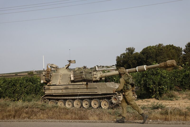 Soldado israelense neste domingo, 8 de outubro, em Israel. Confronto com Hamas continua pelo segundo dia Soldado israelense neste domingo, 8 de outubro, em Israel. Confronto com Hamas continua pelo segundo dia