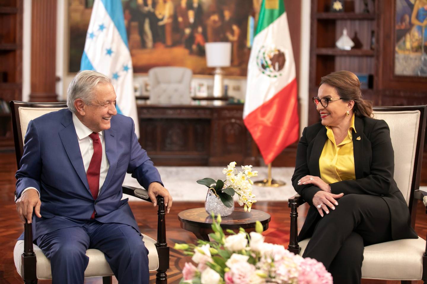 La presidenta de Honduras, Xiomara Castro de Zelaya, recibe a su homólogo de México, Andrés Manuel López Obrador.