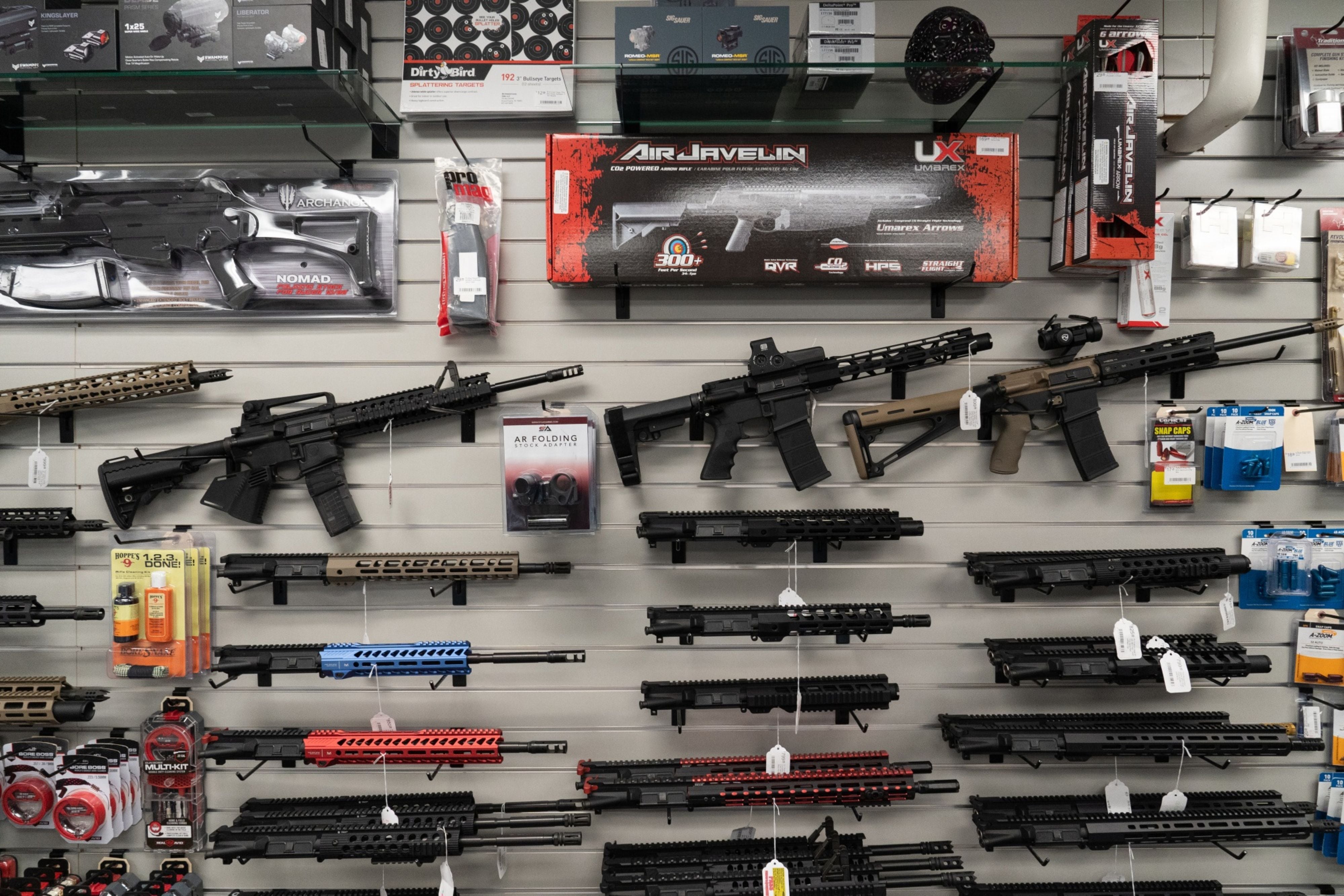 EE.UU. congela las exportaciones de armas y revisa su respaldo a la industria