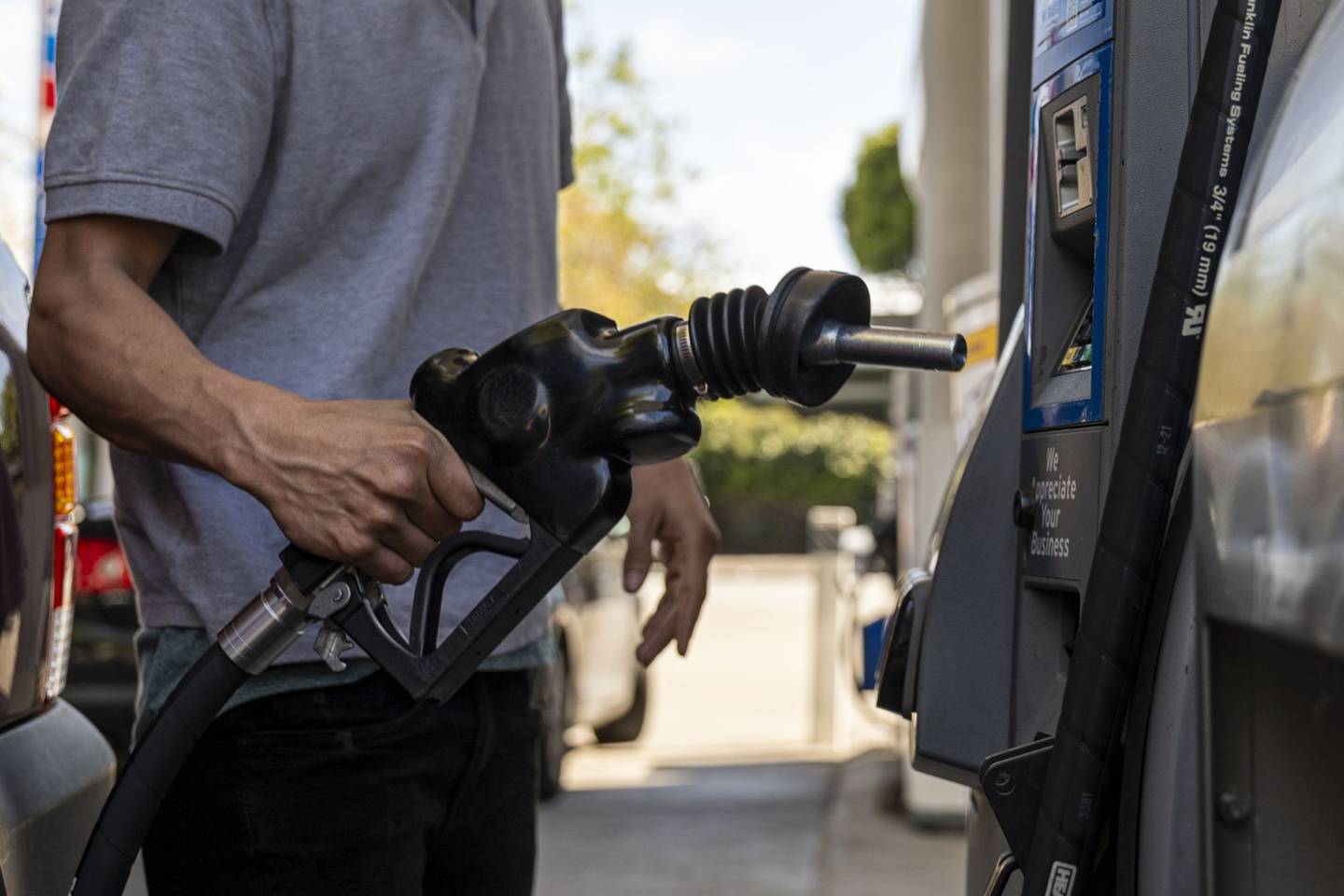 Guatemaltecos se quejan constantemente del alza en los precios de las gasolinas.