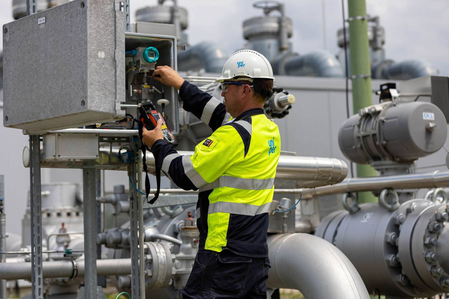 Un empleado vigila que no haya fugas de gas durante los controles de seguridad en la instalación de almacenamiento de gas natural de Uniper SE Bierwang en Muhldorf, Alemania, el viernes 10 de junio de 2022.