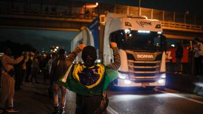 Bolsonaro pide a simpatizantes levantar bloqueos en las carreteras de Brasildfd