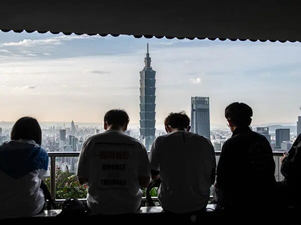 La gente disfruta de la vista de la torre Taipei 101, que fue el edificio más alto del mundo, y del horizonte de Taipei, desde la cima de la Montaña del Elefante el 7 de enero de 2020 en Taipei, Taiwán.