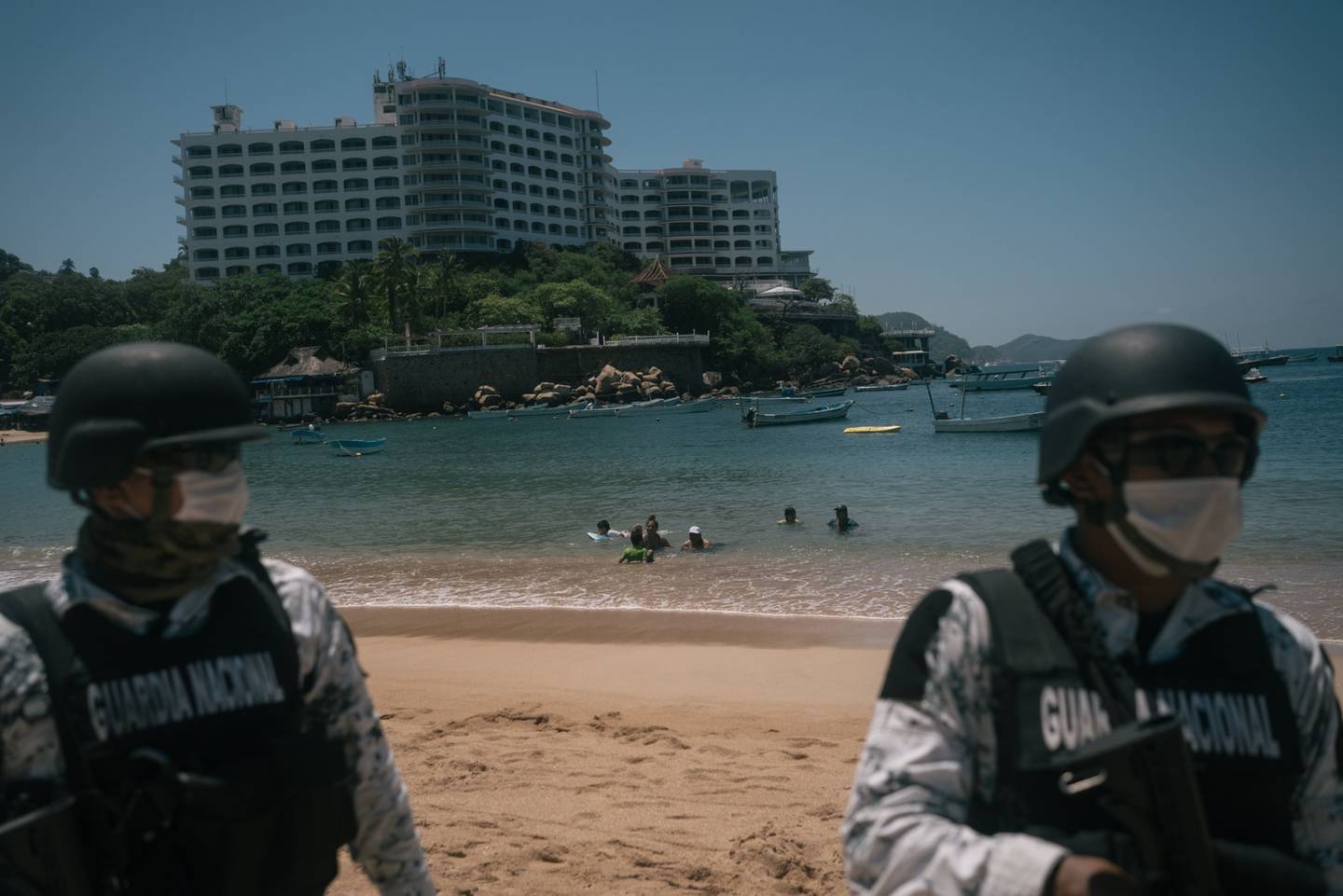 Elementos de la Guardia Nacional resguardan las playas del puerto de Acapulco, Guerrero.