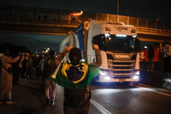 Un camión pasa junto a los manifestantes durante una protesta en la carretera de Castello Branco en Sao Paulo, Brasil, el martes 1 de noviembre de 2022. Fotógrafo: Tuane Fernandes/Bloomberg