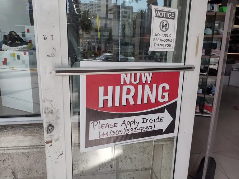 É comum ver anúncio de vagas de emprego nas vitrines do comércio das cidades americanas, como em Miamidfd
