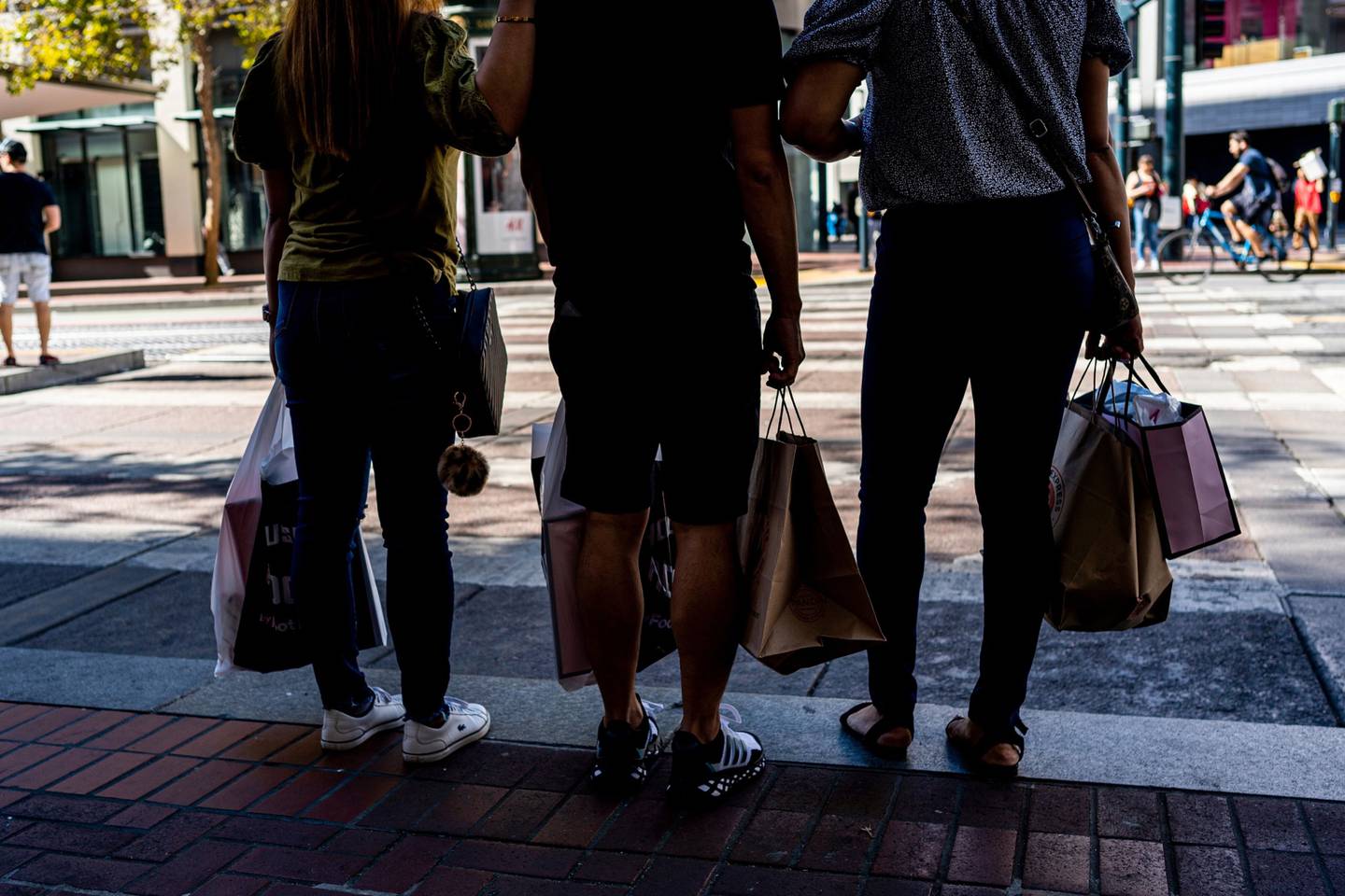 Unos compradores llevan bolsas en San Francisco, California, EE.UU.